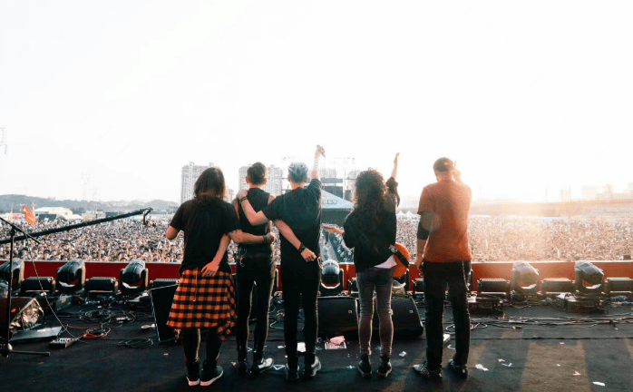 成员相伴,或许总有人来来去去,但通往未来路上从不缺同行者,他