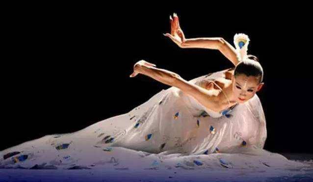 原创中国顶级舞者杨丽萍41年不剪指甲晚年被质疑过着慈禧般的生活