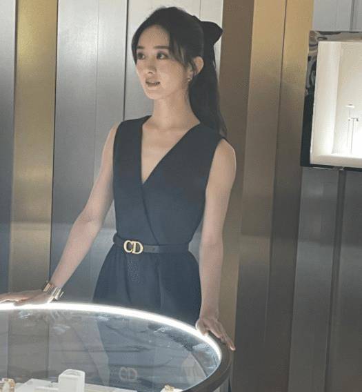 原创赵丽颖现身商场照镜子被自己美到了柜台魔鬼打光下状态逆生长