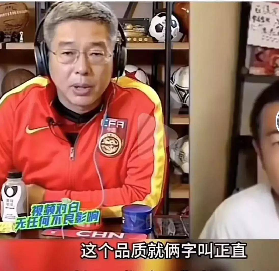 就想黄健翔说的,不如把蒋圣龙退到前锋线,边路起球砸.