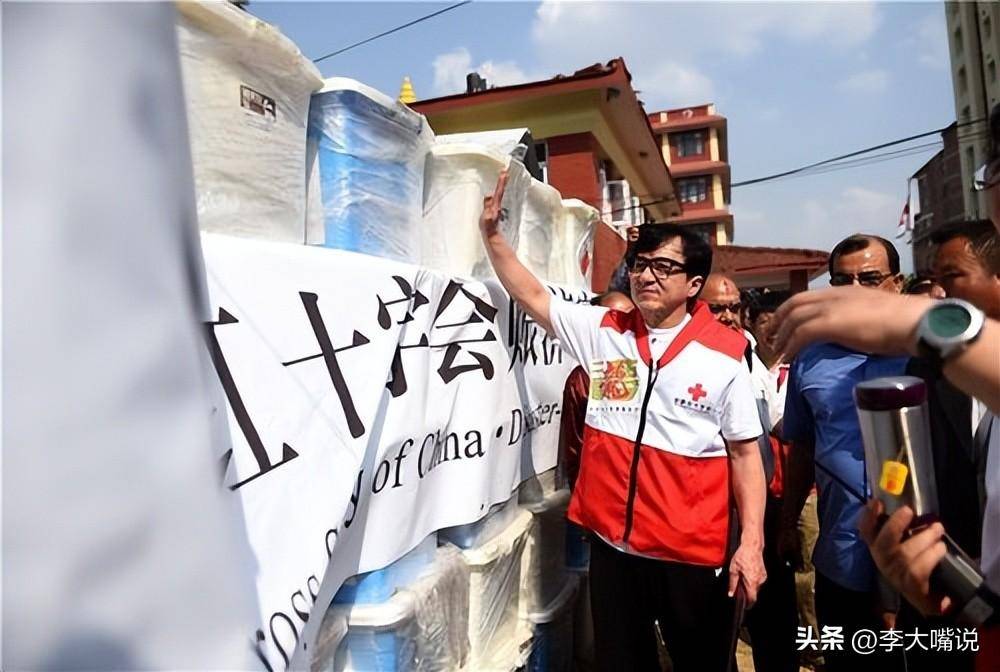 成龙成为对抗非典的代表人物,为社会捐款150万元