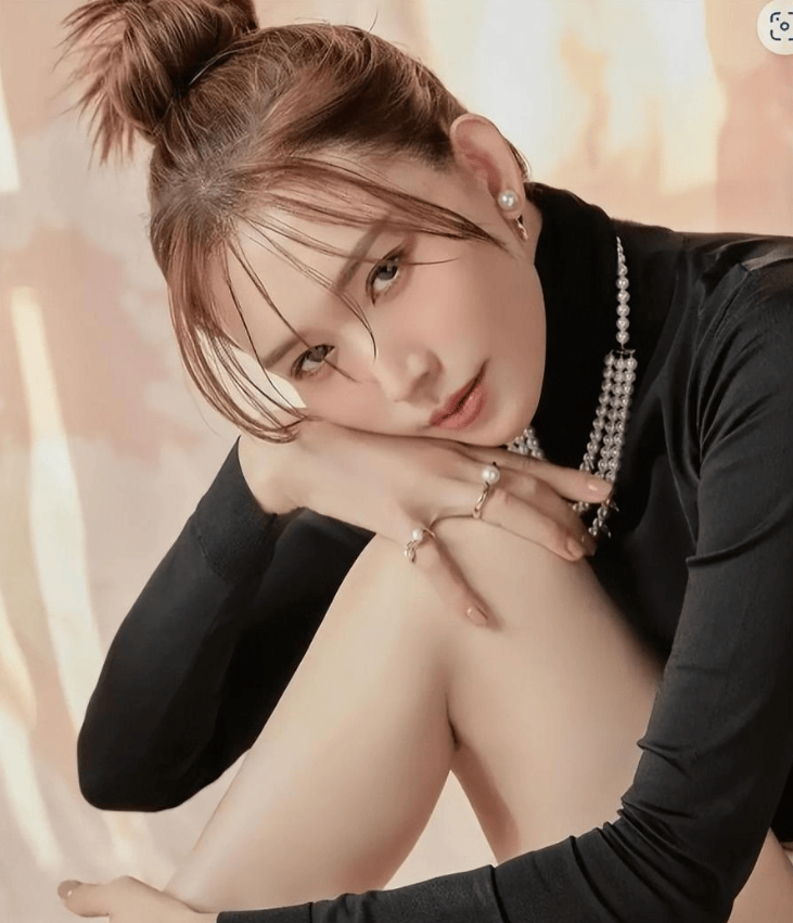 原创林志玲当妈后变成大号水蜜桃穿纱裙长筒靴49岁又美又欲