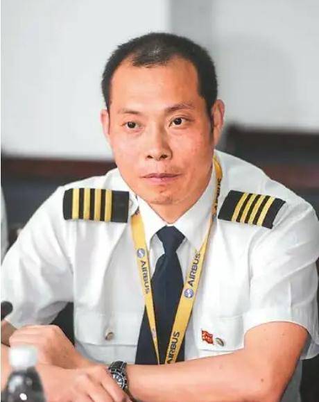 中国英雄机长刘传健:9800米高空史诗迫降,34分钟挽救1