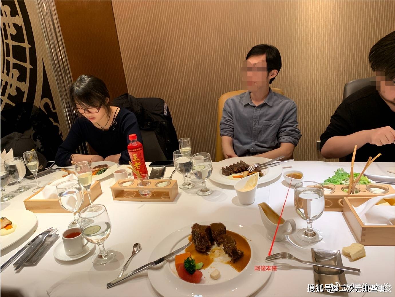 后来虾米和阿俊在共事的过程中产生了感情,虽然两人各自都有自己的