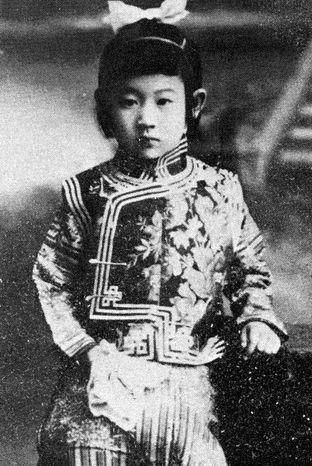 原创她是清朝的格格父亲视她为掌上明珠被养父推入万丈深渊