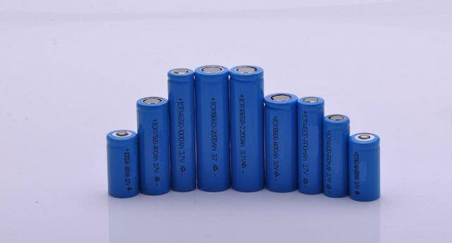 曾卖断货>之后,他便把自己的精力和时间全部放到研发锂电池上,就此