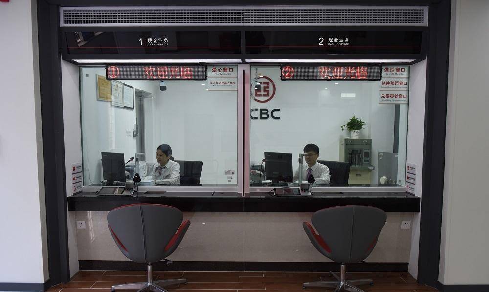 对小杨说:"杨先生,您的银行卡是储蓄卡,不是信用卡,不能欠银行钱,所以