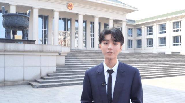 原创王俊凯再宣新身份到最高人民检察院学习新发型西装领带好气派