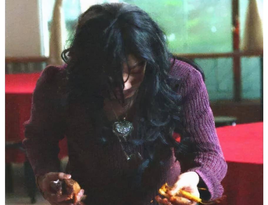 原创河南第一懒人杨锁有多懒脚不沾地吃饭靠喂23岁把自己饿死了