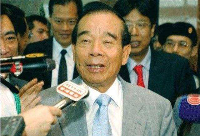 原创郑裕彤娶指腹为婚的妻子穷小子开启逆袭人生去世李嘉诚扶灵