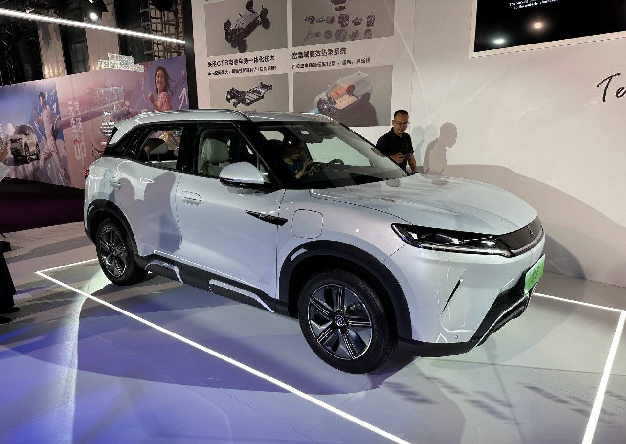 是它居然有w-hud抬头显示,和车载etc,此时一只柠檬精附体,2021年14万