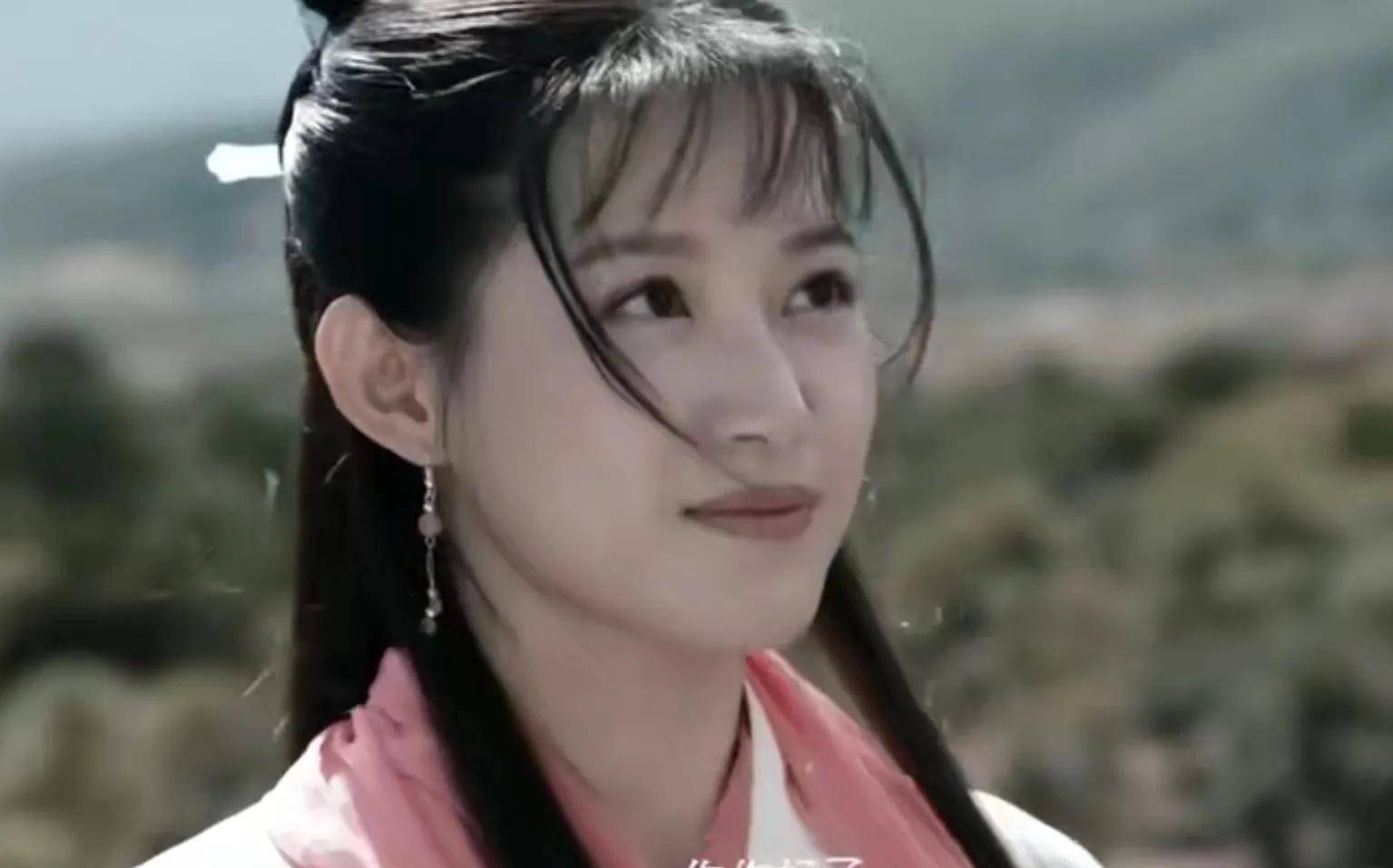 "阿朱"真的别硬演,有人娇美俏丽惹人爱,有人苦大仇深惹人厌?