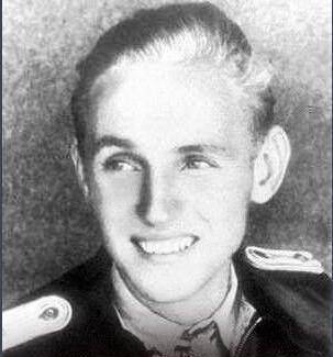 哈特曼曾出生一个医生家庭,但是他没有继承他父亲的工作,反而加入了