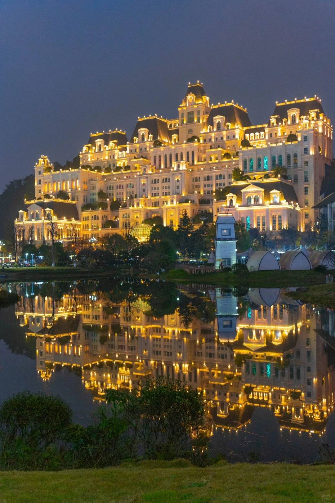 贵州6天5晚行程第一天: 抵达贵阳—小白宫—小吃街第二天:黄果树瀑布