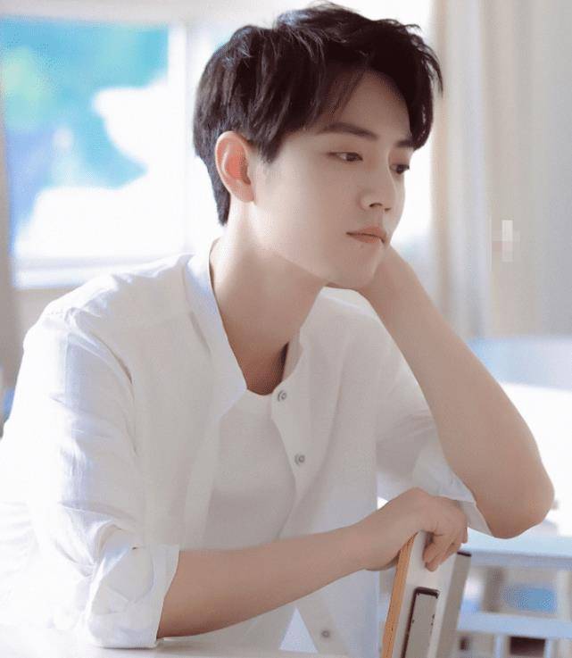 其实这张照片是肖战跟杨紫在《余生请多指教》里面的一组剧照,是肖站