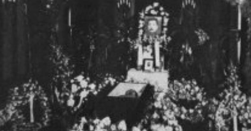 个"民族葬礼",20日,21日,22日上午在殡仪馆,让各界人士吊唁,瞻仰遗容