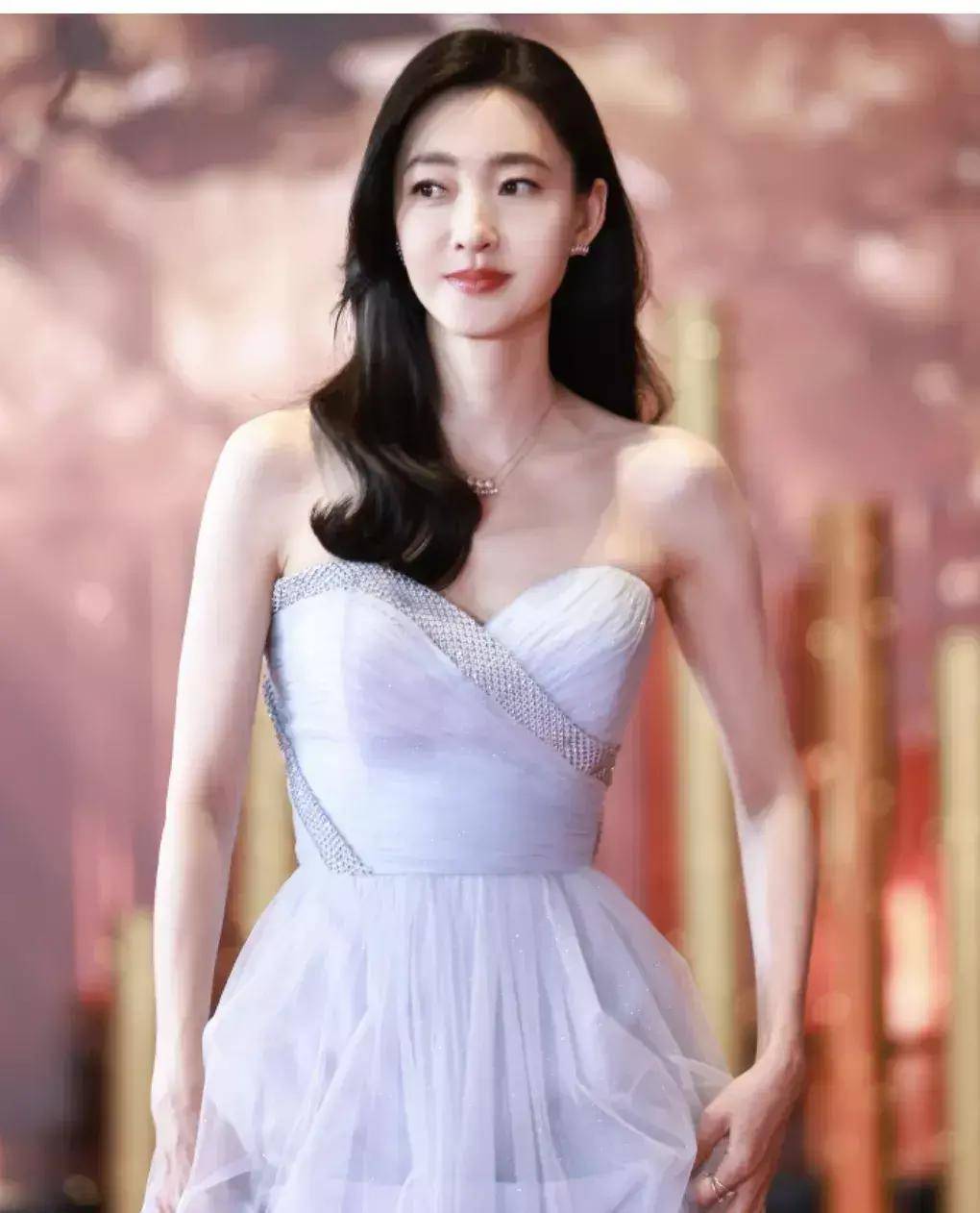 上海这一晚:唐嫣钟楚曦很美,36岁张雨绮的「珠圆玉润」赢得彻底