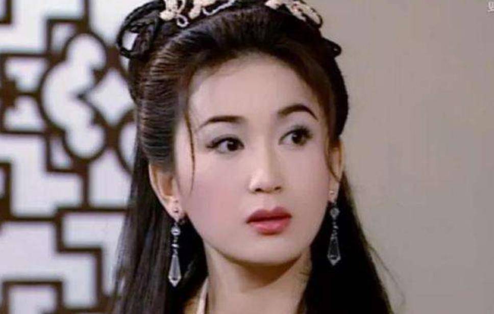 原创53岁温碧霞近照曝光抹身材短裙尽显妩媚合影女子表情意外抢镜