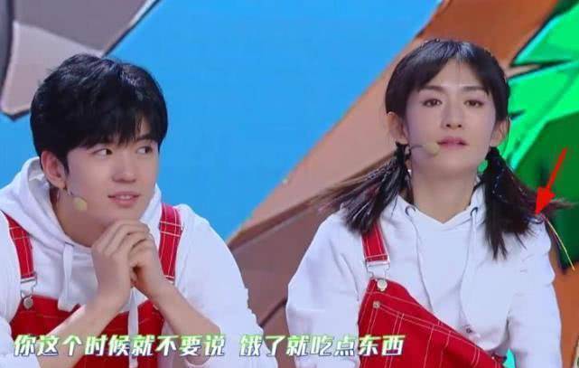 原创谢娜录节目不好好穿衣服背带裤只系一边观众强迫症要犯了