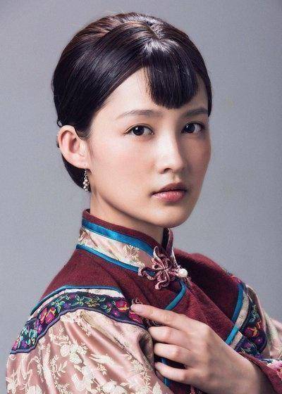 迪丽热巴(1992)迪丽热巴,92年出生新疆,杨幂旗下的艺人,大眼睛,高鼻梁