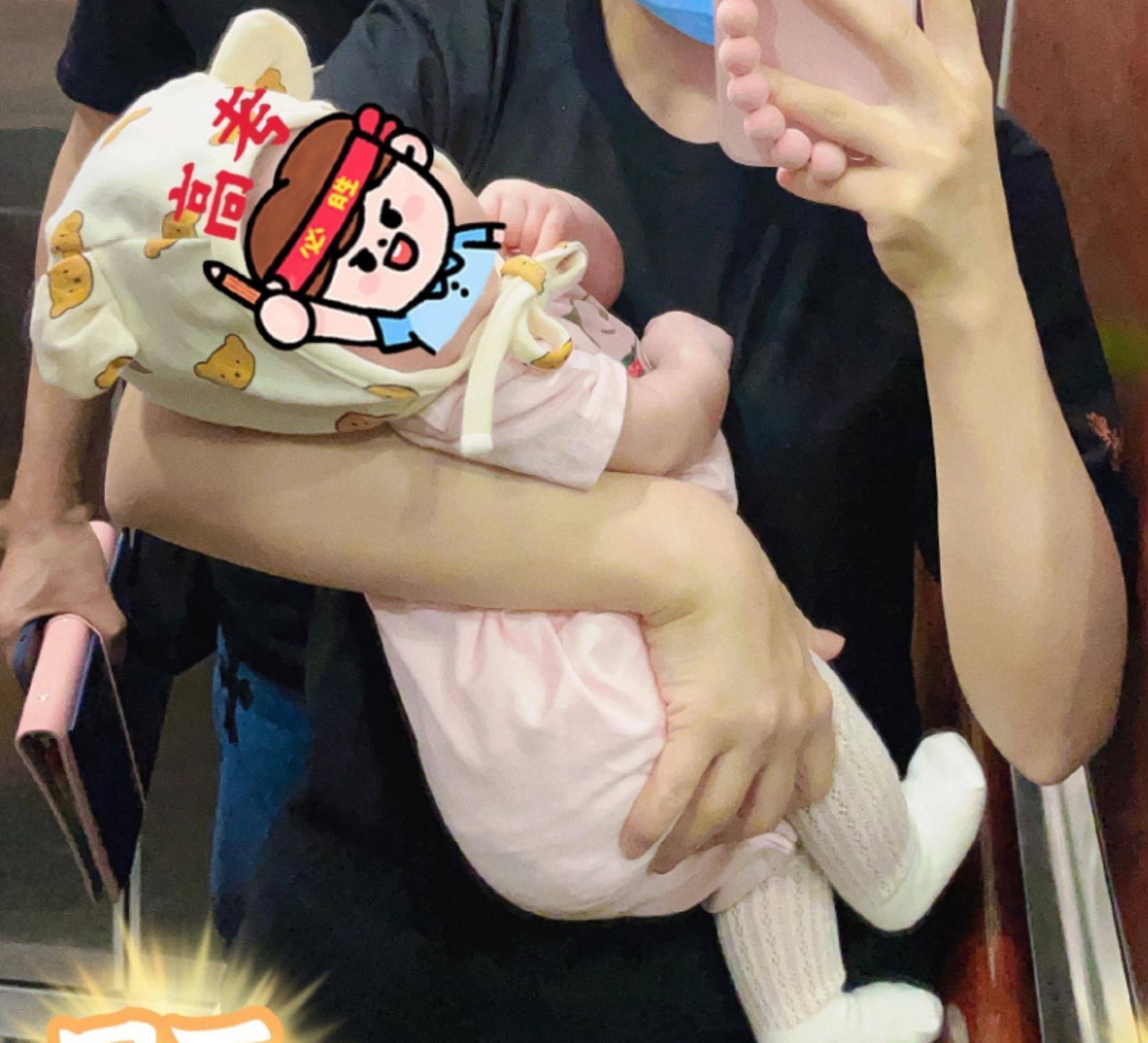 原创杜淳妻子晒一家三口幸福照王灿单手抱娃力气十足小蛋饺帽子才十几