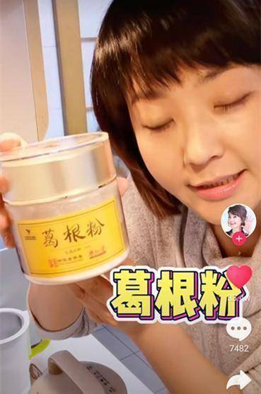 原创23岁关晓彤和46岁方琼,选择早餐的方式不同,网友:这是2代人_明星