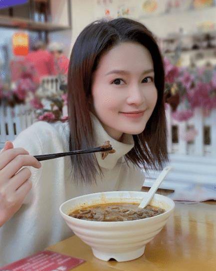 原创李沁睡到下午2点才醒晒自拍美貌营业刚起床就涂口红