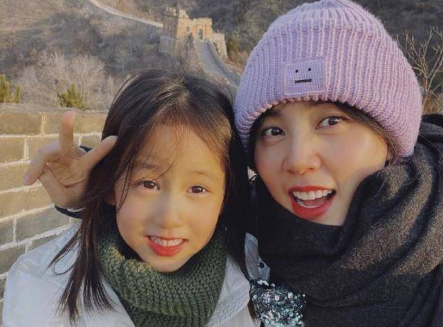 孙莉家人周末一日游7岁多妹和妈妈都涂口红三胎儿子打扮引热议