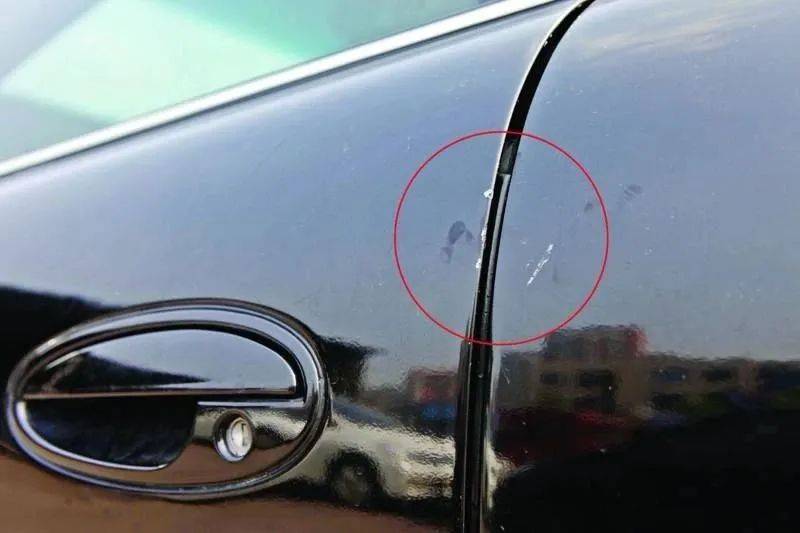 久而久之,车身漆面不仅会失去光泽,还会发乌, 发白以及表面变得粗糙.