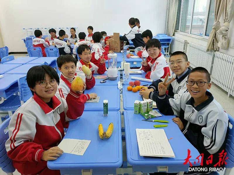 日前,大同二中初一年级学生在白惠文老师的指导下体验制作掐丝珐琅画.