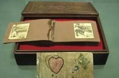 这是一本用硬纸装订的手掌大小的相册,共有16张照片,每张大小二寸半