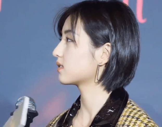 原创张子枫现身成都皮肤白嫩侧颜超美同框168女演员身高真相了