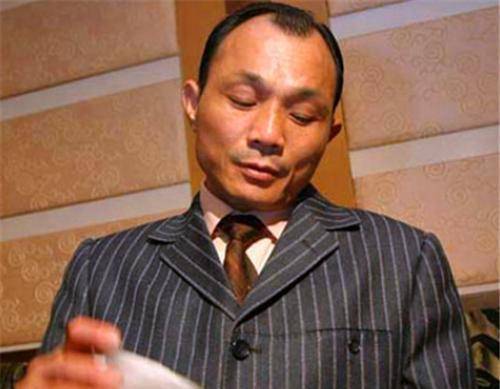 他是中国赌王,赢遍亚洲各大赌场,最后因出老千,身高矮了一截