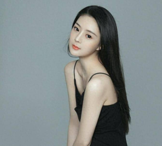 原创人红是非多夏思凝运动裤时尚大遭网友吐槽吴艳妮都没敢这么穿