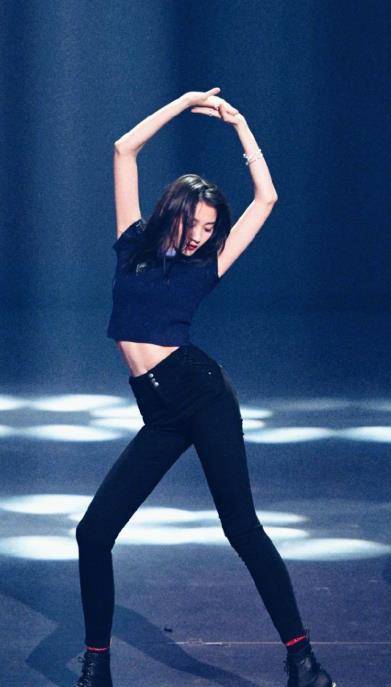 最近,关晓彤在节目中的跳舞视频火了,甚至因为这支舞蹈直接登上了热搜