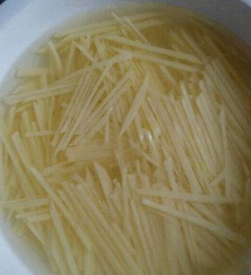 为何饭店的土豆丝脆香可口原来是多了这一步好简单啊