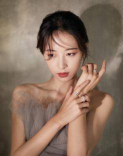 原创25岁周雨彤放得开穿三个蝴蝶结就出门油头造型太炫酷