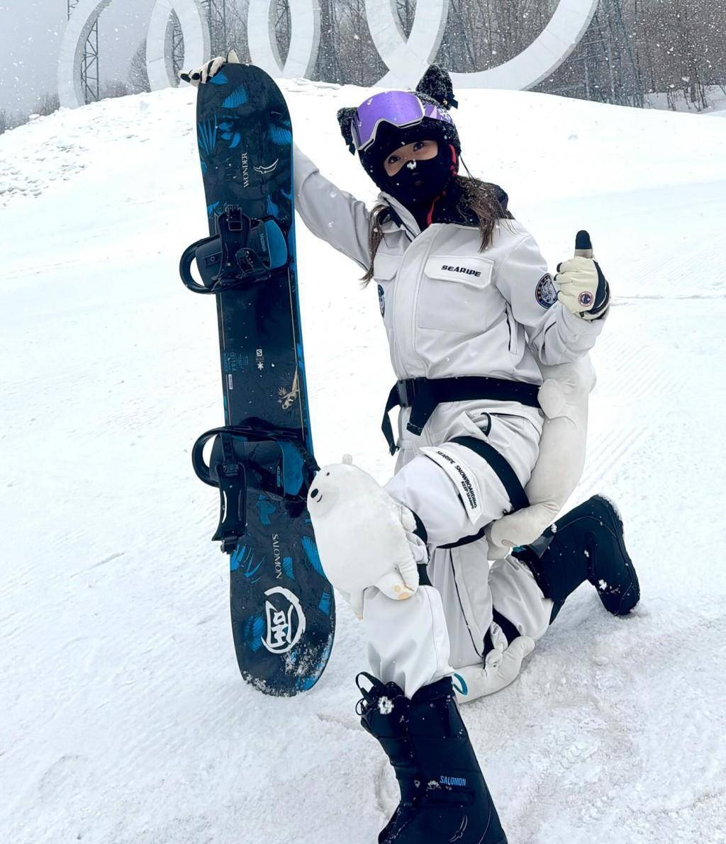 可爱的kelly刘子仪原本在过去的一周去长白山滑雪和泡温泉.