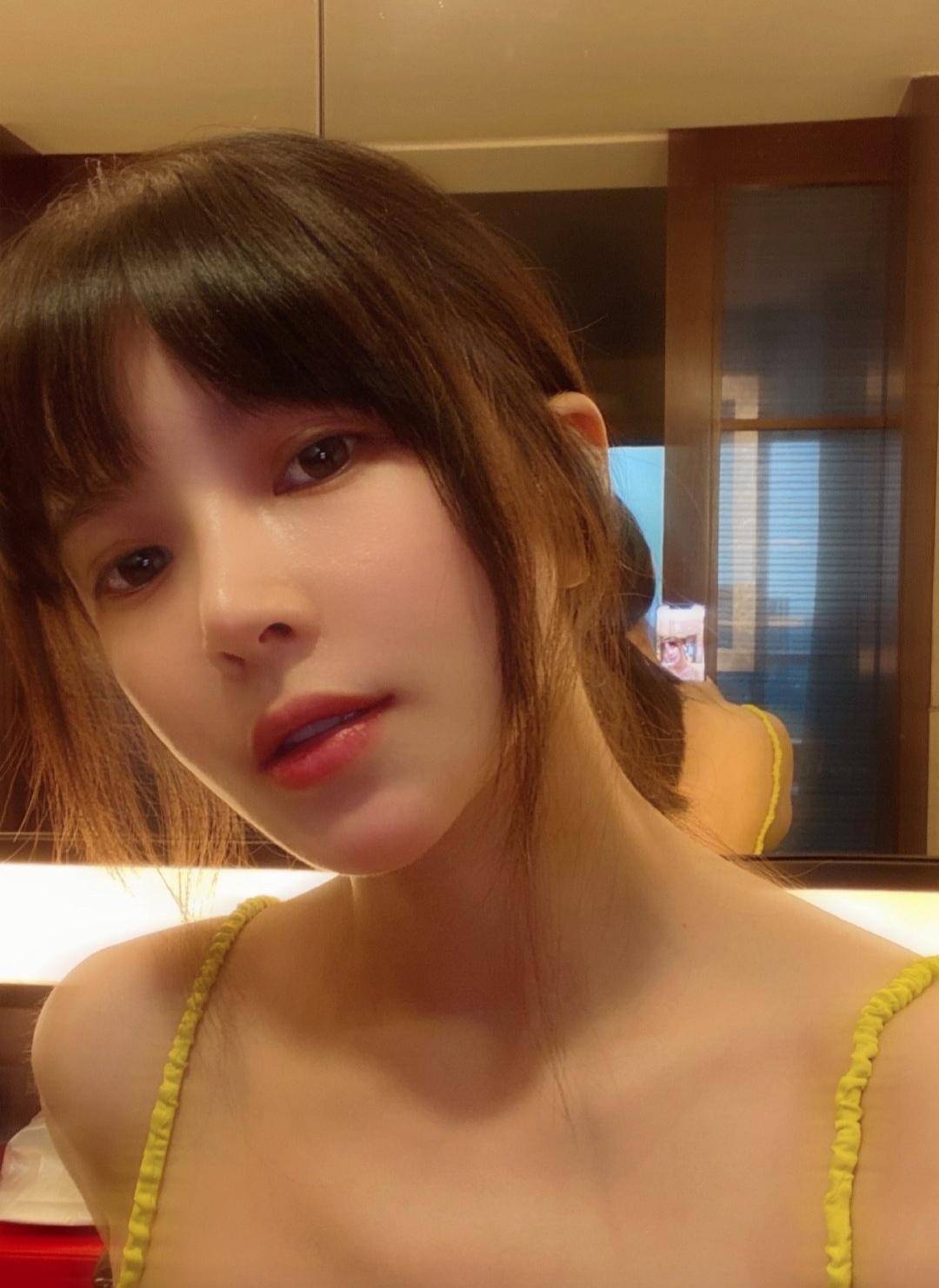 原创杜淳老婆王灿又晒美照自称小姐姐语气俏皮十级美颜后却被指像