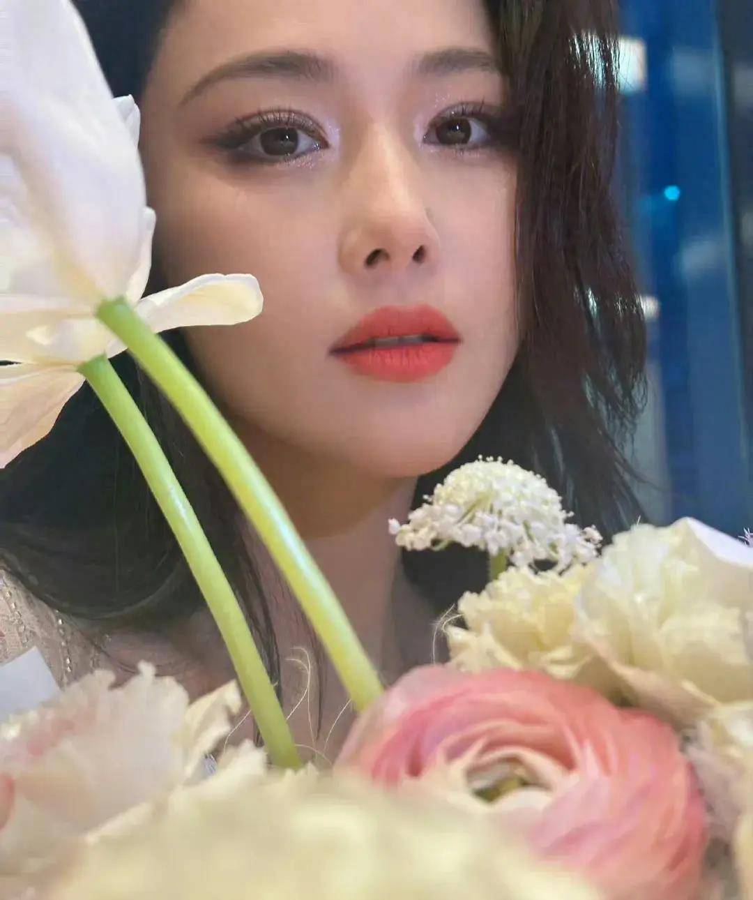 演员张馨予分享自己遇到卖血橙的热心大爷提醒她没必要买贵的