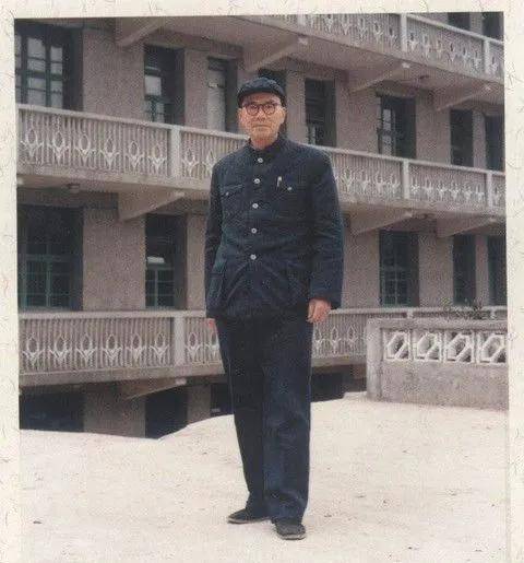 但是程远昭却安于在家乡当一个教师,这个选择也是受到任正非父亲的