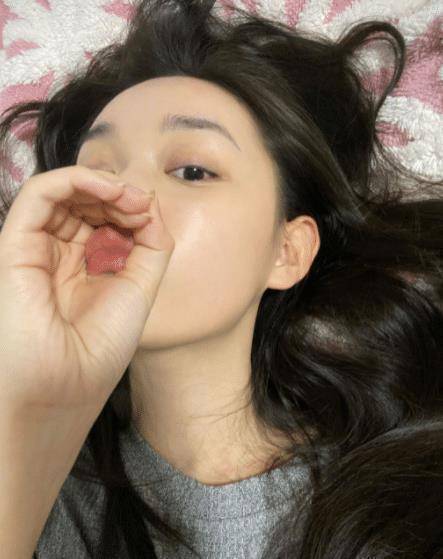 原创蒋依依晒日常两年前的毯子还在用一顿饭吃11个饺子胃口不小