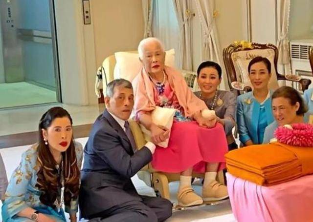 本来诗妮娜以为得到玛哈国王的宠爱就万无一失,没想