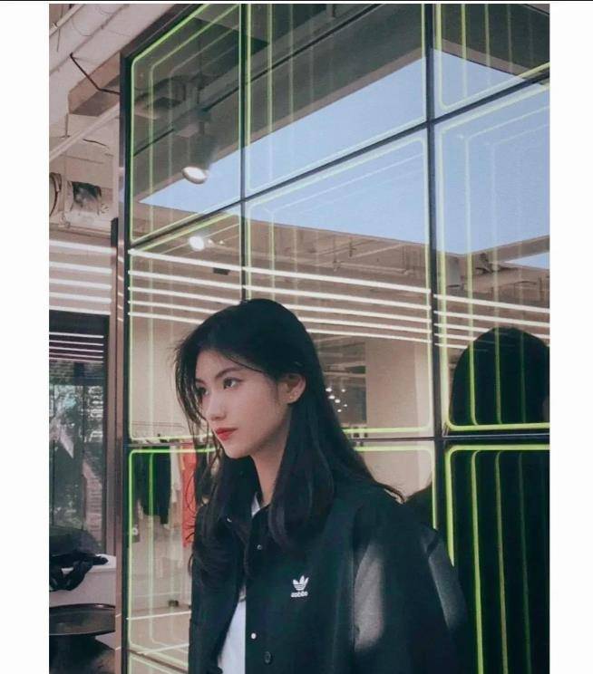 原创人红是非多夏思凝运动裤时尚大遭网友吐槽吴艳妮都没敢这么穿