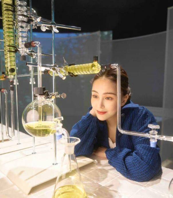 原创原创29岁昆凌近照穿廓形套装扎马尾辫不像孕妇曾公开接受采访获赞