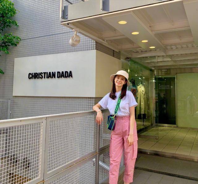 原创原创30岁沈梦辰衣品大爆发粉色吊带裙游玩巴黎展现大长腿圈粉了