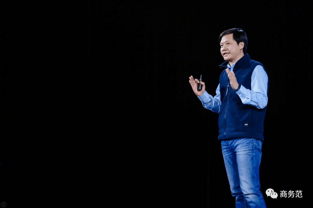 雷军发布会穿衣心机深!合影站c位,衣品碾压车圈大佬凭什么?