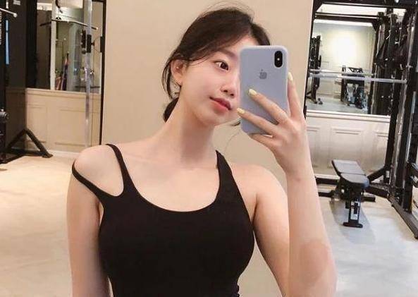 原创24岁韩国健身达人曲线凹凸有致饱满翘臀令人羡慕不已