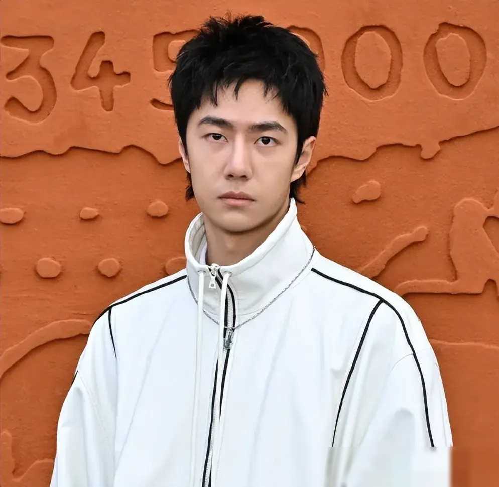 原创把32岁肖战跟26岁王一博放一起对比我才明白什么叫顶级骨
