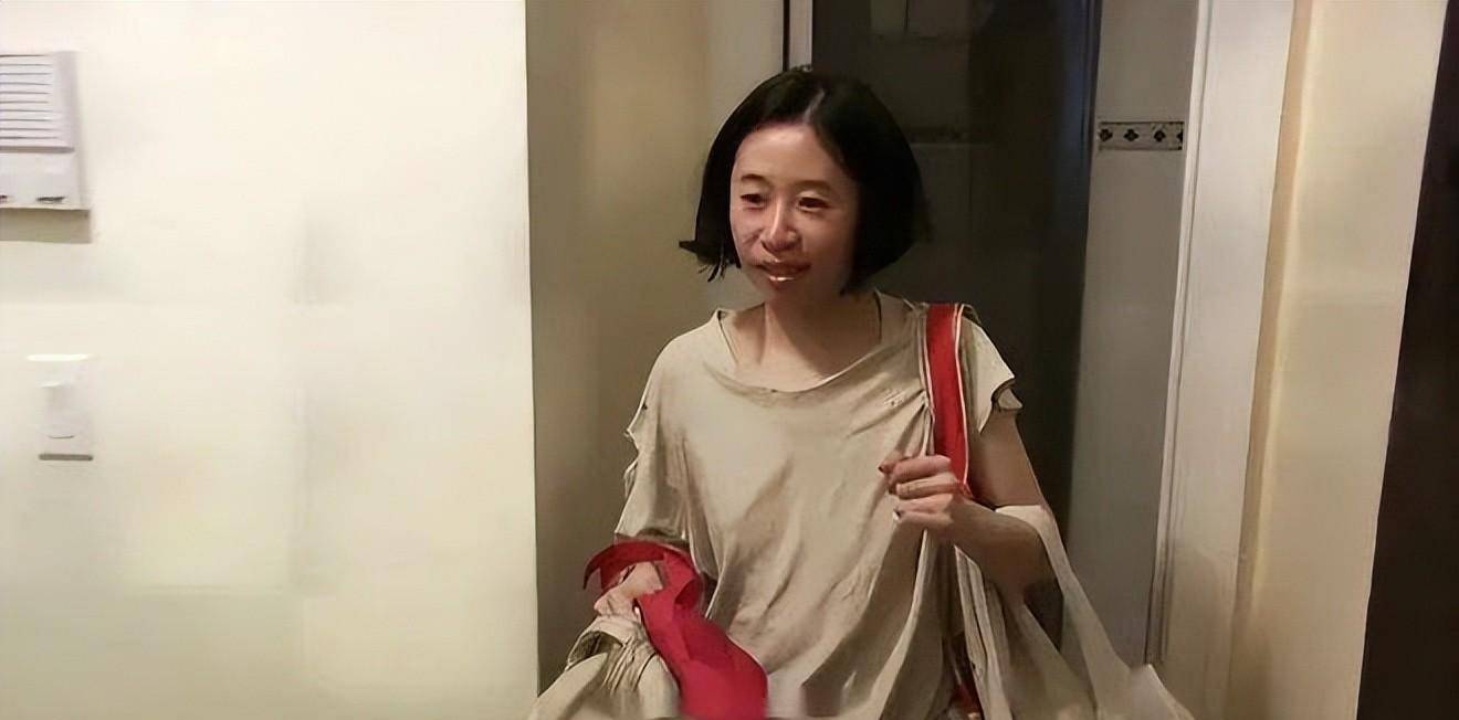 哈佛毕业女白领:20年不买内衣,厕纸晾干重复用,在纽约买套房_桥本